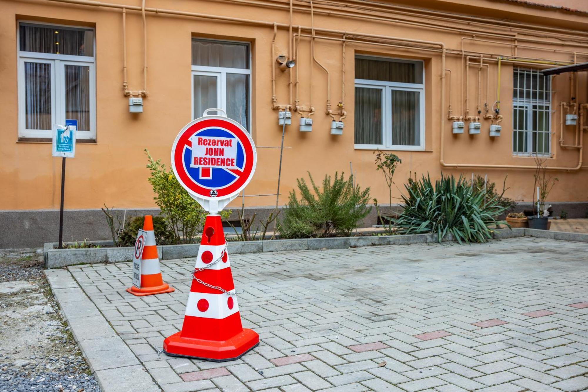 John Residence Apartment Brasov With Parking Option Exteriör bild